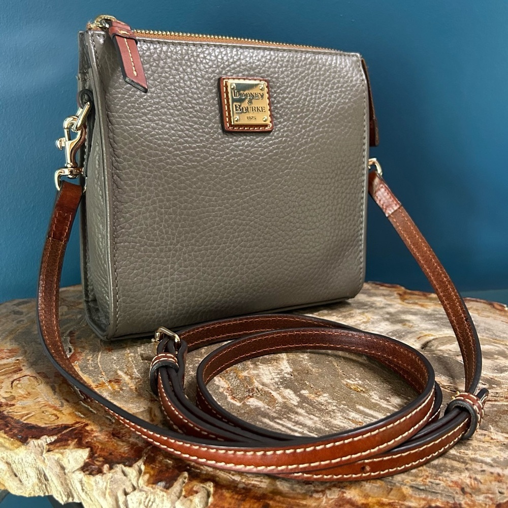 Dooney & Bourke North South Janine Pebble Grain Crossbody EUC